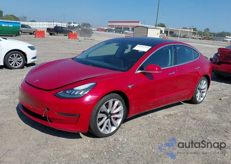 2018 Tesla Model 3 Long Range/Mid Range z USA, uszkodzony, nr VIN 5YJ3E1EA5JF052524